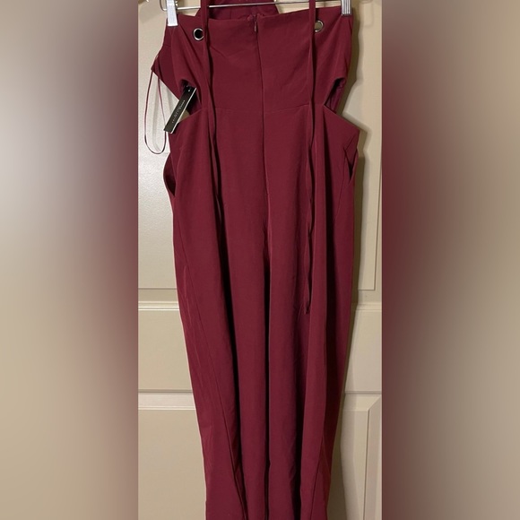 NWT NEW Romeo + Juliet Couture Peek-A-Boo Halter Jumpsuit Burgundy Cut Out - Picture 4 of 4